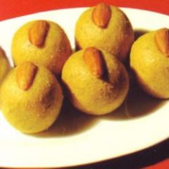 Bada besan ke ladoo