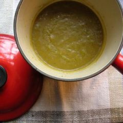 Quick Cream of Split Pea Soup with Sliced carrots