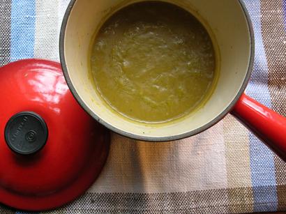 Quick Cream of Split Pea Soup with Sliced carrots