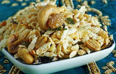 Puffed Rice and Nut Snack with Raisins
